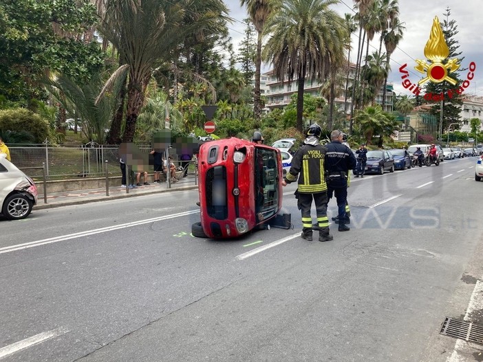Sanremo: malore alla guida, giovane si ribalta di fronte al Comune e si scontra con un’auto. Lievi ferite per entrambi (foto) Sanremo: malore alla guida, giovane si ribalta di fronte al Comune e si scontra con un’auto. Lievi ferite per entrambi (foto)