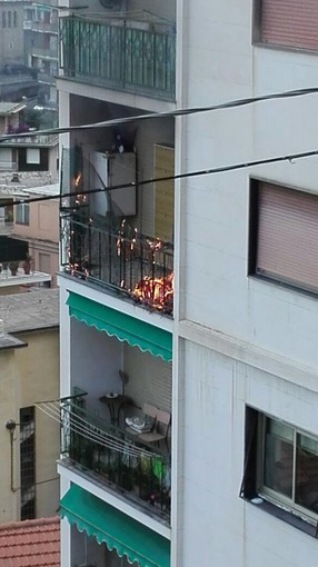 Sanremo. principio d'incendio su un terrazzo di un appartamento in via Galilei (foto e video) Sanremo. principio d'incendio su un terrazzo di un appartamento in via Galilei (foto e video)