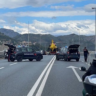 Ventimiglia: scooter tampona un'auto sul cavalcavia, centauro 26enne portato via in elicottero Ventimiglia: scooter tampona un'auto sul cavalcavia, centauro 26enne portato via in elicottero