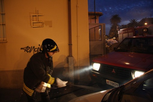 Imperia: furgone parzialmente distrutto da un incendio ieri sera in via Acquarone Imperia: furgone parzialmente distrutto da un incendio ieri sera in via Acquarone