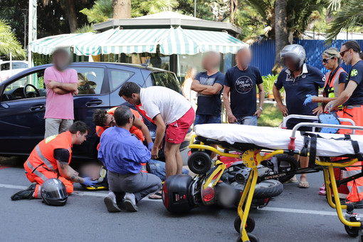 Sanremo: incidente in corso Matuzia, auto frena bruscamente per evitare un pedone e viene urtata dal motorino che la seguiva, ferito giovane centauro Sanremo: incidente in corso Matuzia, auto frena bruscamente per evitare un pedone e viene urtata dal motorino che la seguiva, ferito giovane centauro