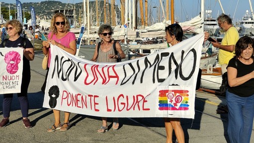 'Ti ho detto no', flash mob e sfilata di "Non una di Meno" alle Vele di Imperia (foto) 'Ti ho detto no', flash mob e sfilata di "Non una di Meno" alle Vele di Imperia (foto)