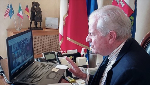 Imperia: il sindaco Scajola risponde alle domande dei giovani del Consiglio Comunale dei Ragazzi Imperia: il sindaco Scajola risponde alle domande dei giovani del Consiglio Comunale dei Ragazzi