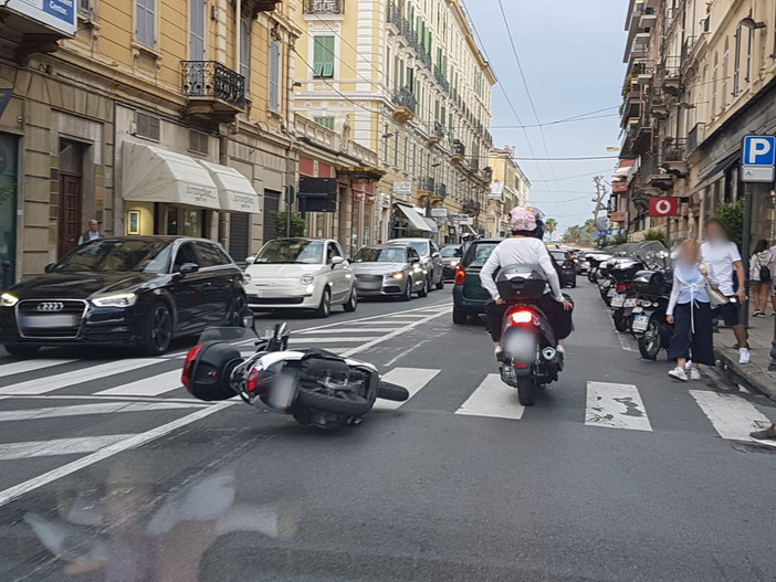 Sanremo: scivola con lo scooter in via Roma, donna soccorsa dalla Croce Rossa Sanremo: scivola con lo scooter in via Roma, donna soccorsa dalla Croce Rossa