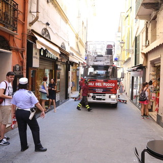 Sanremo: intonaci pericolanti in via Palazzo, intervengono i Vigili del Fuoco con l'autoscala