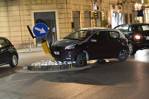 Sanremo: perde il controllo dell'auto e finisce contro una rotonda in via Roma, lievemente ferita una donna (foto)