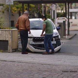 Sanremo: anziano urta il muretto del parcheggio di Piazza Colombo e procura una rottura alla parte frontale dell'auto