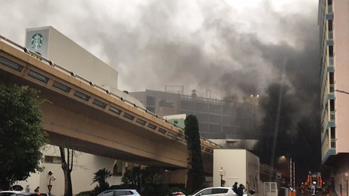Rapina e incendio a Montecarlo. La testimonianza di una sanremese, dipendente del Casinò. "Che paura. Barricati fino alle 19. Temevamo un attacco terroristico" Rapina e incendio a Montecarlo. La testimonianza di una sanremese, dipendente del Casinò. "Che paura. Barricati fino alle 19. Temevamo un attacco terroristico"