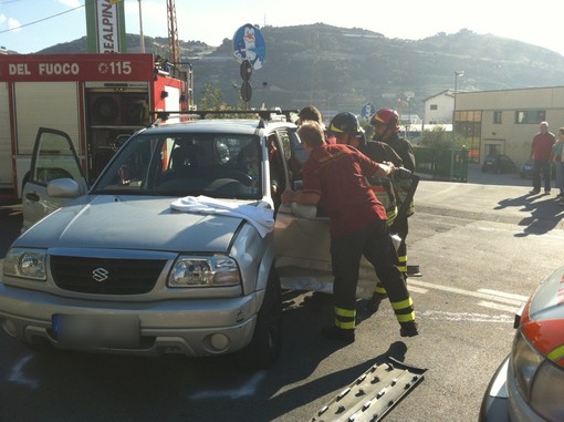 Taggia: incidente in via Del Piano, uomo estratto dalle lamiere Taggia: incidente in via Del Piano, uomo estratto dalle lamiere