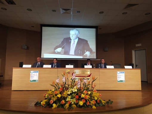 Imperia: incontro sul futuro della sanità, Scajola "Sì all'ospedale unico, ma con il potenziamento di aurelia bis e statale 28" (foto e video)