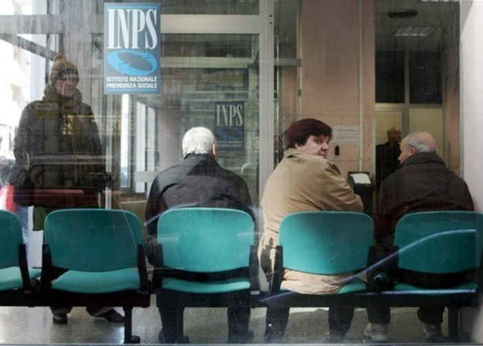Coronavirus, le pensioni verranno pagate scaglionate per evitare assembramenti in Posta Coronavirus, le pensioni verranno pagate scaglionate per evitare assembramenti in Posta