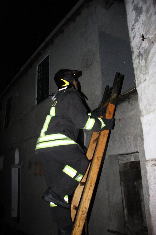Vasia: principio d'incendio alla canna fumaria di un'abitazione, intervento dei VVF Vasia: principio d'incendio alla canna fumaria di un'abitazione, intervento dei VVF