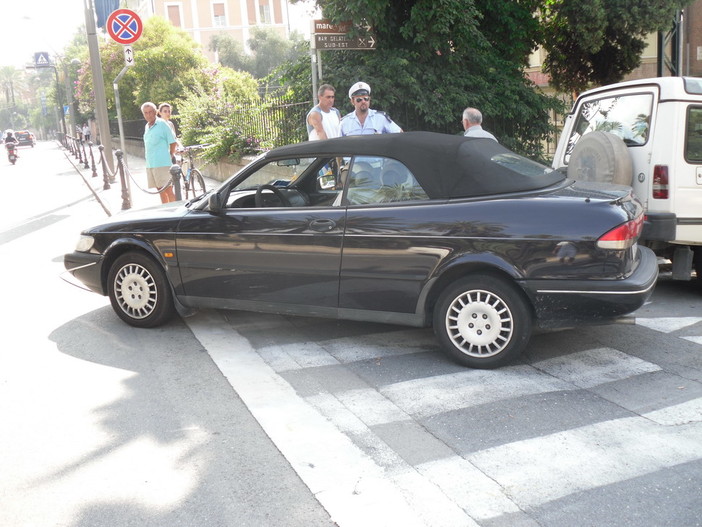 Sanremo: spettacolare scontro scooter-macchina in corso Cavallotti, ferita lievemente una donna