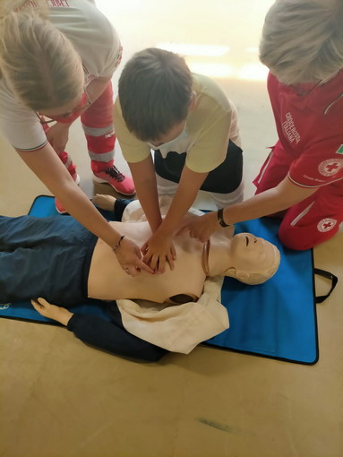 Ospedaletti: incontro di avvicinamento al primo soccorso per gli alunni del plesso scolastico E. de Amicis Ospedaletti: incontro di avvicinamento al primo soccorso per gli alunni del plesso scolastico E. de Amicis