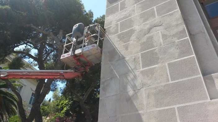 Imperia: rischio crollo calcinacci nella facciata del Comune. Intervento di riparazione in corso Imperia: rischio crollo calcinacci nella facciata del Comune. Intervento di riparazione in corso