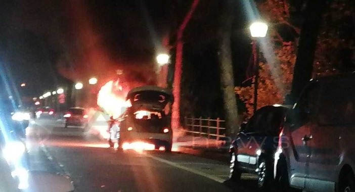 Vallecrosia: auto posteggiata in fiamme sulla Romana, intervento dei Vigili del Fuoco Vallecrosia: auto posteggiata in fiamme sulla Romana, intervento dei Vigili del Fuoco