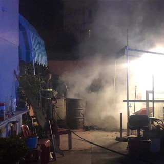Imperia, ennesimo incendio alle 'case parcheggio' in via Airenti. Gagliano: "Non tolleriamo più gesti simili. Agenti già al lavoro per risalire agli autori" (foto e video)