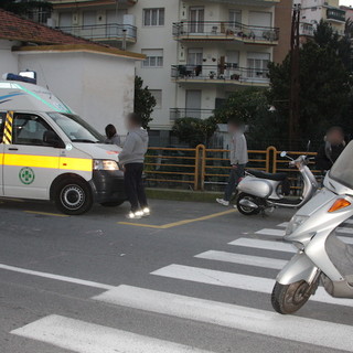 Sanremo: cade con lo scooter ed investe pedone, anziana portata al pronto soccorso