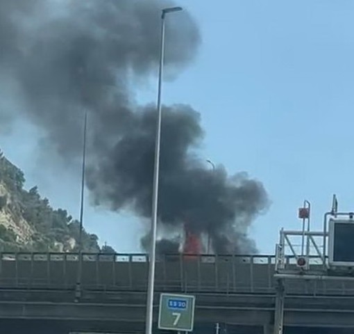 Paura sull’A10, auto in fiamme vicino alla barriera di Ventimiglia: nessun ferito, 3km di coda verso la Francia Paura sull’A10, auto in fiamme vicino alla barriera di Ventimiglia: nessun ferito, 3km di coda verso la Francia