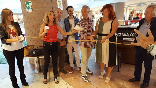 'Suonaci Qualcosa': inaugurato con grandi applausi lo 'street piano' di Arma di Taggia foto) 'Suonaci Qualcosa': inaugurato con grandi applausi lo 'street piano' di Arma di Taggia foto)