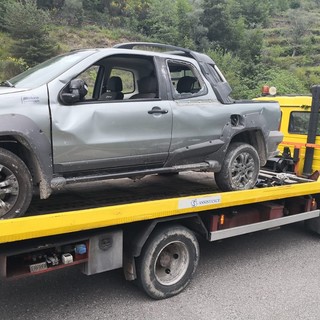 Pieve di Teco: scontro tra un'auto ed un furgoncino alla rotonda, illesi gli occupanti
