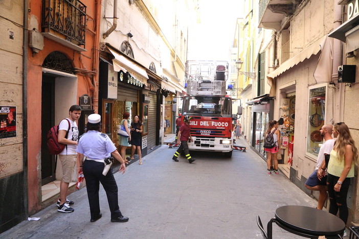 Sanremo: intonaci pericolanti in via Palazzo, intervengono i Vigili del Fuoco con l'autoscala