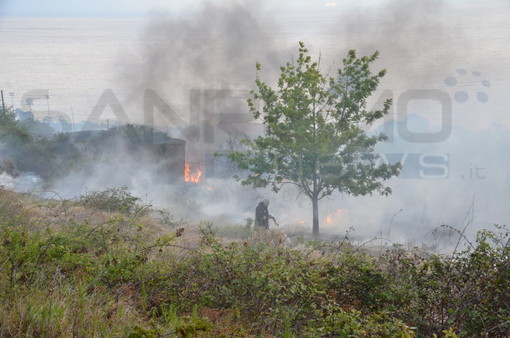 Ancora al lavoro i Vigili del Fuoco per l'incendio di Diano e San Bartolomeo: incendio anche ad una serra di Costarainera