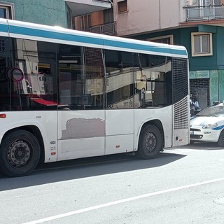 Sanremo, scontro auto-bus all'uscita della galleria Francia: intervento della polizia locale (foto)