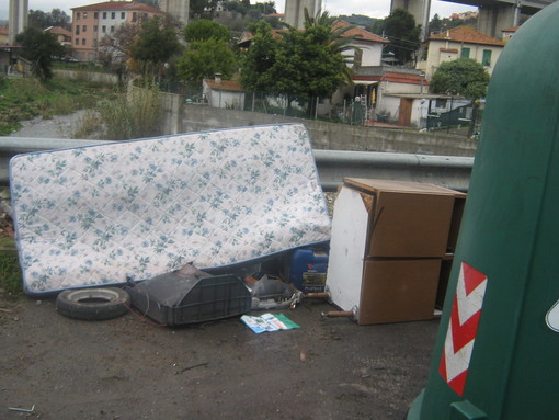 Imperia: da settimane in via Marte una discarica a cielo aperto. L'Ecoimperia che fa? Imperia: da settimane in via Marte una discarica a cielo aperto. L'Ecoimperia che fa?