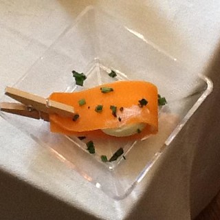 I cantanti preferiscono l'involtino di carota con formaggio di capra chiuso da una...molletta I cantanti preferiscono l'involtino di carota con formaggio di capra chiuso da una...molletta