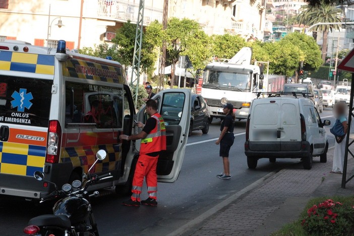 Ospedaletti: scontro tra una Vespa ed un Kangoo all'incrocio con via della Noria, un ferito lieve