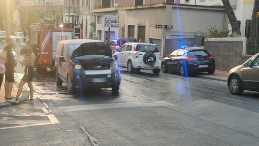 Imperia: incendio auto in via Serrati, le fiamme divampate dal motore Imperia: incendio auto in via Serrati, le fiamme divampate dal motore