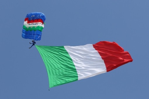 Sanremo: per avverse condizioni meteo il tricolore non ha sventolato nei cieli della città, però la manifestazione dei paracadutisti è stata comunque un successo Sanremo: per avverse condizioni meteo il tricolore non ha sventolato nei cieli della città, però la manifestazione dei paracadutisti è stata comunque un successo
