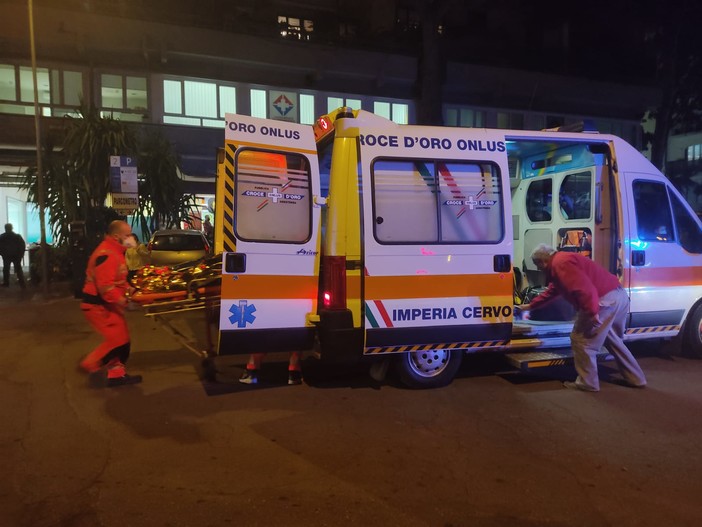 Imperia: mobilitazione di soccorsi per una sessantenne investita da un suv in piazza San Francesco (foto e video)