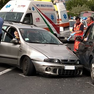Riva Ligure: scontro frontale tra due auto sull'Aurelia. Una persona rimasta incastrata tra le lamiere