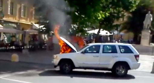 Sanremo: principio d'incendio dal vano motore di un'auto, intervento dei Vigili del Fuoco (FOTO e VIDEO)