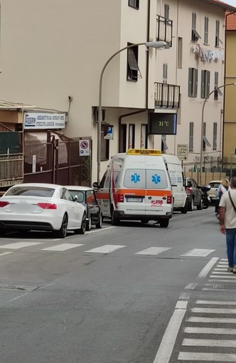Sanremo: ennesimo incidente in via della Repubblica, un abitante auspica l'installazione di una serie di dossi