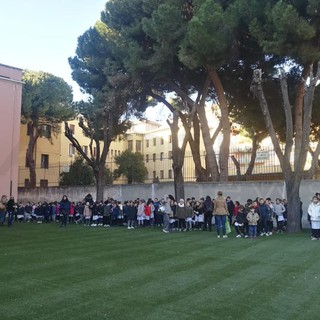 Ventimiglia: inaugurato il cortile interno della scuola di via Vittorio Veneto con il nuovo campo in erba sintetica