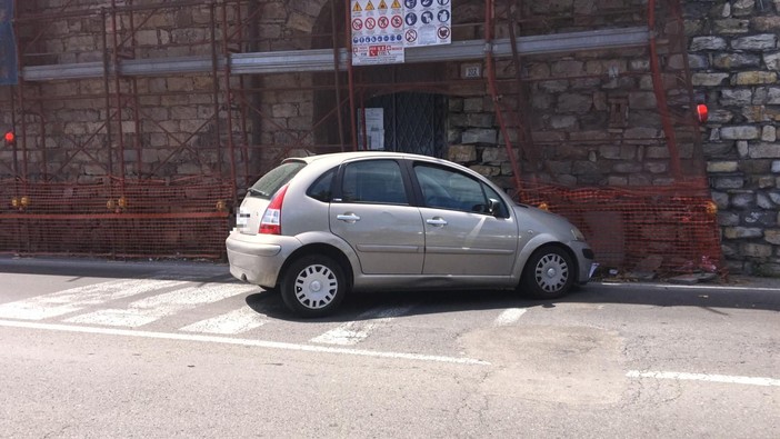 Imperia, auto sbanda in corso Garibaldi e si schianta contro un'impalcatura (foto) Imperia, auto sbanda in corso Garibaldi e si schianta contro un'impalcatura (foto)