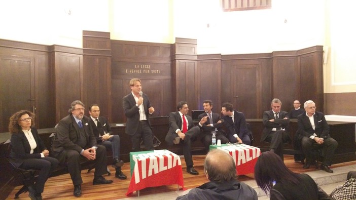 A Imperia Forza Italia si riunisce per spiegare le ragioni del no alla riforma costituzionale. Toti: "Questo governo, mai eletto, cerca una legittimazione popolare che non avrà" A Imperia Forza Italia si riunisce per spiegare le ragioni del no alla riforma costituzionale. Toti: "Questo governo, mai eletto, cerca una legittimazione popolare che non avrà"