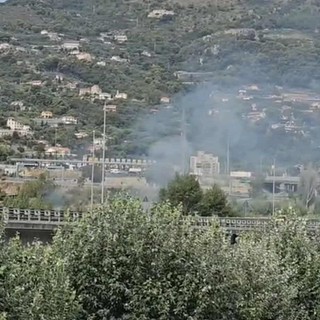 Ventimiglia, fumo e fiamme nel Roia: vigili del fuoco in azione (Video) Ventimiglia, fumo e fiamme nel Roia: vigili del fuoco in azione (Video)