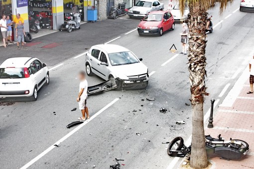 Sanremo: violentissimo scontro frontale tra una moto ed un'auto, centauro 44enne portato in Ospedale Sanremo: violentissimo scontro frontale tra una moto ed un'auto, centauro 44enne portato in Ospedale