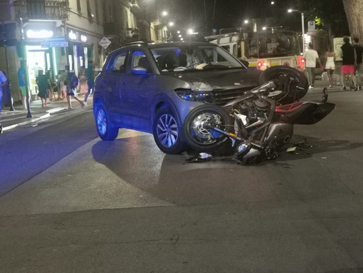 Arma di Taggia, scontro auto-moto in via Boselli: un ferito in ospedale (foto)
