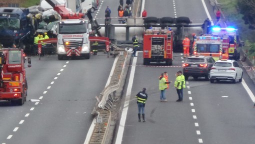 Ceriale, schianto tra due tir sull'Autofiori: un morto e un ferito grave (foto e video)