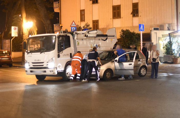 Sanremo: auto si scontra con un furgoncino per la raccolta della spazzatura (Foto)