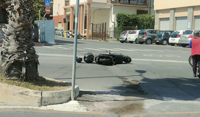 Imperia, mancata precedenza: scooterista investito da un'auto. Ferito un uomo Imperia, mancata precedenza: scooterista investito da un'auto. Ferito un uomo