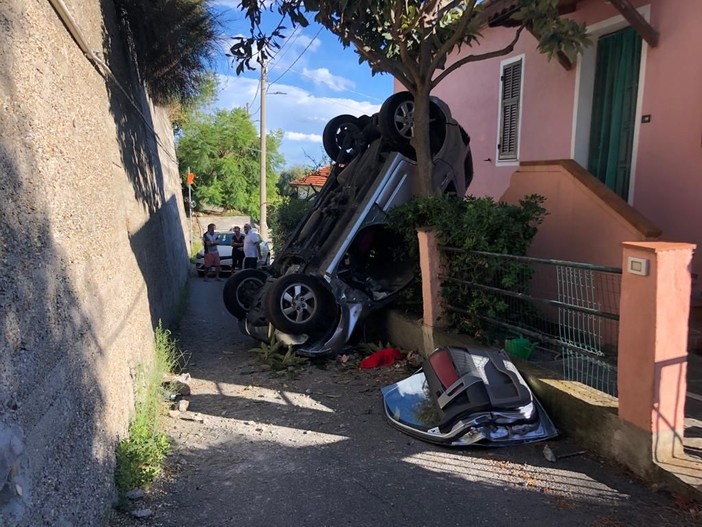 Imperia, 83enne si ribalta con l'auto in via Ruvin a Poggi: illesa la conducente (Foto) Imperia, 83enne si ribalta con l'auto in via Ruvin a Poggi: illesa la conducente (Foto)