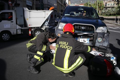 Sanremo: incidente in centro, scooter rimane incastrato sotto un'auto. Donna portata in Ospedale Sanremo: incidente in centro, scooter rimane incastrato sotto un'auto. Donna portata in Ospedale