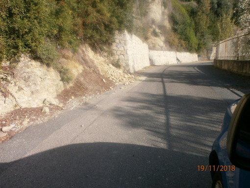 Ventimiglia: incuria e stato di pericolosità lungo Via alle Ville, la segnalazione con foto di una cittadina