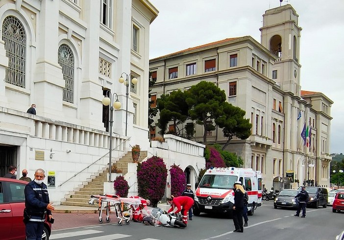 Imperia: scontro tra auto e scooter in via Matteotti, ferita una donna Imperia: scontro tra auto e scooter in via Matteotti, ferita una donna